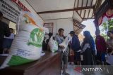Warga mengambil bantuan pangan cadangan beras di Kantor Kelurahan Paoman, Indramayu, Jawa Barat, Selasa (19/3/2024). Bantuan beras tersebut diberikan kepada 260.190 keluarga penerima manfaat (KPM) di kabupaten tersebut yang masing-masing memperoleh 10 kilogram beras guna membantu masyarakat serta menekan kenaikan harga beras. ANTARA FOTO/Dedhez Anggara/agr