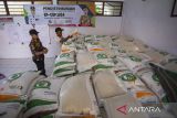 Warga mengambil bantuan pangan cadangan beras di kantor Kelurahan Paoman, Indramayu, Jawa Barat, Selasa (19/3/2024). Bantuan beras tersebut diberikan kepada 260.190 keluarga penerima manfaat (KPM) di kabupaten tersebut yang masing-masing memperoleh 10 kilogram beras guna membantu masyarakat serta menekan kenaikan harga beras. ANTARA FOTO/Dedhez Anggara/agr