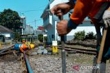 Pekerja mengerjakan perbaikan jalur kereta api di Stasiun Bandung, Jawa Barat, Selasa (19/3/2024). PT KAI Daop 2 melakukan perbaikan jalur kereta api di sepanjang jalur kereta wilayah Daop 2 Bandung untuk kesiapan menghadapi angkutan Lebaran 1445 H mendatang. ANTARA FOTO/Raisan Al Farisi/agr