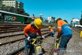 Pekerja mengerjakan perbaikan jalur kereta api di Stasiun Bandung, Jawa Barat, Selasa (19/3/2024). PT KAI Daop 2 melakukan perbaikan jalur kereta api di sepanjang jalur kereta wilayah Daop 2 Bandung untuk kesiapan menghadapi angkutan Lebaran 1445 H mendatang. ANTARA FOTO/Raisan Al Farisi/agr