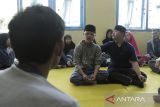 Siswa penyandang disabilitas tunagrahita mengikuti kegiatan pesantren kilat Ramadhan di SLB C Budi Nurani, Baros, Kota Sukabumi, Jawa Barat, Selasa (19/3/2024). Kegiatan yang dilaksanakan setiap Ramadhan tersebut memberikan tambahan pengetahuan agama dan tata cara shalat dengan pendekatan khusus guna meningkatkan keimanan dan ketakwaan. ANTARA FOTO/Henry Purba/agr