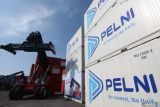 Alat pengangkat kontainer baru di Depo Pelni Logistics Surabaya. Alat pengangkat kontainer (reach stacker container crane) beroperasi di Depo Pelni Logistics, Surabaya, Jawa Timur, Selasa (19/3/2024). Pelni Logistics melalui PT PBM Sarana Bandar Nasional melakukan pengadaan alat berat baru dan dioperasikan di depo kontainer tersebut untuk menunjang arus bongkar muat kontainer. Antara Jatim/Didik Suhartono/rf