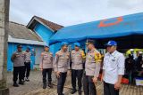 Puluhan personel Polres Jepara bantu dapur umum korban banjir