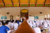 Sejumlah siswa belajar di Masjid Muhammad Cheng Hoo, Banyuwangi, Jawa Timur, Rabu (20/3/2024). Masjid yang memiliki arsitektur perpaduan antara Tionghoa dan Jawa tersebut selain menjadi simbol kerukunan antar etnis juga menjadi penunjang destinasi Wisata di Banyuwangi. ANTARA Jatim/Budi Candra Setya