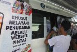 Penukaran uang pecahan baru di Situbondo. Warga menerima uang pecahan baru saat penukaran dari mobil kas keliling Bank Indonesia (BI) di Pasar Mimbaan Baru, Situbondo, Jawa Timur, Rabu (20/3/2024). Bank Indonesia Kantor Perwakilan Jember menyediakan uang tunai Rp1,9 triliun selama bulan Ramadhan dan Lebaran 2024 untuk memenuhi kebutuhan masyarakat di lima kabupaten wilayah kerja yakni Kabupaten Jember, Banyuwangi, Bondowoso, Lumajang, dan Situbondo. Antara Jatim/Seno/rf