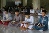 Santri membaca Al Quran di Dayah Darul Quran Aceh, Kuta Malaka, Aceh Besar, Aceh, Rabu (20/3/2024). Mukhayyam atau kemah Al Quran yang digelar Dayah Darul Quran Aceh Besar diikuti oleh 260 santri putra dan putri untuk mengejar target hafalan Al Quran serta memaksimalkan ibadah selama bulan suci Ramadhan 1445 H. ANTARA FOTO/Khalis Surry