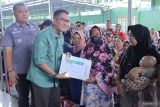 Warga Kota Palembang buat KTP di masjid pulang bawa sembako