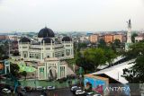 Warga mengunjungi Masjid Raya Al-Mashun Medan, Sumatera Utara, Rabu (21/3/2024). Masjid Raya peninggalan zaman Kesultanan Deli yang dibangun pada tahun 1906 tersebut merupakan masjid yang menjadi saksi sejarah penyebaran agama Islam di wilayah Sumatera Utara. ANTARA FOTO/Yudi Manar/