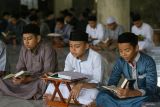 Santri membaca Al Quran di Dayah Darul Quran Aceh, Kuta Malaka, Aceh Besar, Aceh, Rabu (20/3/2024). Mukhayyam atau kemah Al Quran yang digelar Dayah Darul Quran Aceh Besar diikuti oleh 260 santri putra dan putri untuk mengejar target hafalan Al Quran serta memaksimalkan ibadah selama bulan suci Ramadhan 1445 H. ANTARA FOTO/Khalis Surry