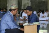 Santri membaca Al Quran di Dayah Darul Quran Aceh, Kuta Malaka, Aceh Besar, Aceh, Rabu (20/3/2024). Mukhayyam atau kemah Al Quran yang digelar Dayah Darul Quran Aceh Besar diikuti oleh 260 santri putra dan putri untuk mengejar target hafalan Al Quran serta memaksimalkan ibadah selama bulan suci Ramadhan 1445 H. ANTARA FOTO/Khalis Surry