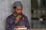 Santri mencium Al Quran usai membacanya di Dayah Darul Quran Aceh, Kuta Malaka, Aceh Besar, Aceh, Rabu (20/3/2024). Mukhayyam atau kemah Al Quran yang digelar Dayah Darul Quran Aceh Besar diikuti oleh 260 santri putra dan putri untuk mengejar target hafalan Al Quran serta memaksimalkan ibadah selama bulan suci Ramadhan 1445 H. ANTARA FOTO/Khalis Surry