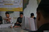 Santri membaca Al Quran di Dayah Darul Quran Aceh, Kuta Malaka, Aceh Besar, Aceh, Rabu (20/3/2024). Mukhayyam atau kemah Al Quran yang digelar Dayah Darul Quran Aceh Besar diikuti oleh 260 santri putra dan putri untuk mengejar target hafalan Al Quran serta memaksimalkan ibadah selama bulan suci Ramadhan 1445 H. ANTARA FOTO/Khalis Surry