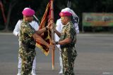 Sertijab Danbrigif 2 Marinir. Komandan Pasmar 2 Brigjen TNI (Mar) Muhammad Nadir (kiri) menyerahkan Duaja Brigif 2 Marinir kepada komandan yang baru Kolonel (Mar) Arip Supriyadi (kanan) saat upacara serah terima jabatan di Lapangan Apel Kesatrian Marinir R. Suhadi Gedangan, Sidoarjo, Jawa Timur, Rabu (20/3/2024). Kolonel (Mar) Arip Supriyadi resmi menempati jabatan baru sebagai Komandan Brigif 2 Marinir. ANTARA Jatim/Umarul Faruq/rf