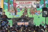 Kapolsek Pare AKP Bowo Wicaksono memainkan wayang edukasi di TK Kemala Bhayangkari 43 Pare, Kediri, Jawa Timur, Kamis (21/3/2024). Pentas wayang karton oleh polisi tersebut sebagai upaya edukasi pencegahan perundungan oleh sesama teman sekaligus menanamkan nilai-nilai sosial kemasyarakatan kepada anak sejak dini. ANTARA Jatim/Prasetia Fauzani/rf