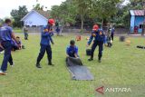 Personel TNI AU Lanud H. AS Hanandjoeddin menggelar simulasi penanggulangan kebakaran untuk menjaga Kesigapan dan Reaksi Cepat (Fast Reaction) pada Rabu (20/3/2024). Simulasi memadamkan api dengan menggunakan alat pemadam api ringan ini, berlangsung di Halaman belakang Gedung Wira Angkasa (GWA) Lanud H. AS Hanandjoeddin. (ANTARA FOTO/HO-TNI AU Lanud H. AS Hanandjoeddin)