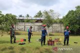 Personel TNI AU Lanud H. AS Hanandjoeddin menggelar simulasi penanggulangan kebakaran untuk menjaga Kesigapan dan Reaksi Cepat (Fast Reaction) pada Rabu (20/3/2024). Simulasi memadamkan api dengan menggunakan alat pemadam api ringan ini, berlangsung di Halaman belakang Gedung Wira Angkasa (GWA) Lanud H. AS Hanandjoeddin. (ANTARA FOTO/HO-TNI AU Lanud H. AS Hanandjoeddin)