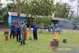 Personel TNI AU Lanud H. AS Hanandjoeddin menggelar simulasi penanggulangan kebakaran untuk menjaga Kesigapan dan Reaksi Cepat (Fast Reaction) pada Rabu (20/3/2024). Simulasi memadamkan api dengan menggunakan alat pemadam api ringan ini, berlangsung di Halaman belakang Gedung Wira Angkasa (GWA) Lanud H. AS Hanandjoeddin. (ANTARA FOTO/HO-TNI AU Lanud H. AS Hanandjoeddin)