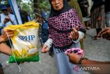 Warga mencelupkan jarinya ke wadah tinta usai membeli beras sphp Bulog saat pasar sembako murah di Pasar Kreatif Jawa Barat di Cikutra, Bandung, Jawa Barat, Jumat (22/3/2024). Dinas Perindustrian dan Perdagangan Provinsi Jawa Barat menggelar pasar sembako murah yang diselenggarakan sebagai salah satu upaya untuk membantu memenuhi kebutuhan masyarakat, terlebih selama bulan ramadhan hingga Hari Raya Idul Fitri . ANTARA FOTO/Raisan Al Farisi/agr