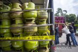 Petugas kepolisian mengangkut barang bukti tabung gas LPG yang telah dioplos di Mapolres Indramayu, Jawa Barat, Jumat (22/3/2024). Polres Indramayu mengungkap kasus penyalahgunaan gas LPG bersubsidi yang disuntikkan dalam tabung gas nonsubsidi dengan menyita 220 tabung gas 12 kg dan 140 tabung gas 3 kg dari empat orang tersangka. ANTARA FOTO/Dedhez Anggara/agr