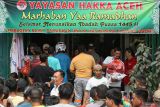 Warga membawa paket sembako Ramadhan yang dibagikan Yayasan Hakka bagi keluarga kurang mampu di Desa Peunayong, Banda Aceh, Aceh, Sabtu (23/3/2024). Etnis Tionghoa berdomisili di Aceh yang tergabung dalam Yayasan Hakka menyalurkan 2.160 paket bantuan sembako Ramadhan 1445 H bagi umat muslim kurang mampu dalam upaya membantu memenuhi kebutuhan saat menjalani ibadah puasa serta memperkuat wujud toleransi beragama dalam kehidupan bermasyarakat. ANTARA FOTO/Khalis Surry