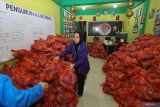 Seorang mahasiswa program Pertukaran Mahasiswa Merdeka dari Universitas Syiah Kuala membantu Yayasan Hakka dalam menyalurkan bantuan paket sembako Ramadhan kepada warga kurang mampu di Desa Peunayong, Banda Aceh, Aceh, Sabtu (23/3/2024). Etnis Tionghoa berdomisili di Aceh yang tergabung dalam Yayasan Hakka menyalurkan 2.160 paket bantuan sembako Ramadhan 1445 H bagi umat muslim kurang mampu dalam upaya membantu memenuhi kebutuhan saat menjalani ibadah puasa serta memperkuat wujud toleransi beragama dalam kehidupan bermasyarakat. ANTARA FOTO/Khalis Surry