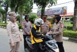 Polres Agam bagikan ratusan paket takjil ke pengendara