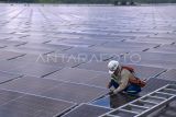 Petugas melakukan perawatan panel surya di PLTS Terapung Cirata, Kabupaten Purwakarta, Jawa Barat, Sabtu (16/3/2024). Direktur Jenderal Ketenagalistrikan Kementerian Energi dan Sumber Daya Mineral (ESDM) Jisman Hutajulu mengatakan total keseluruhan potensi energi terbarukan di Indonesia mencapai 3,6 terawatt (TW) yang didominasi oleh PLTS dengan potensi sebesar 3,3 TW. ANTARA FOTO/Fauzan/YU.
