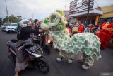 Barongsai berbagi di bulan Ramadhan. Barongsai membagikan takjil kepada pengguna jalan saat kegiatan bagi-bagi takjil umat Buddha dari Wihara Dharma Bhakti Sidoarjo di jalan Ponti, Sidoarjo, Jawa Timur, Minggu (24/3/2024). Kegiatan berbagi tersebut merupakan bentuk kepedulian antar umat beragama dengan saling berbagi di bulan Ramadhan. ANTARA Jatim/Umarul Faruq