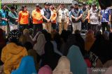 Kepala Badan Nasional Penanggulangan Bencana Letjen TNI Suharyanto (keempat kanan) didampingi Penjabat Gubernur Jawa Timur Adhy Karyono (kelima kiri) dan Bupati Gresik Fandi Akhmad Yani (ketiga kanan) menyapa pengungsi korban gempa saat meninjau Posko Pengungsian Suwari di Pulau Bawean, Gresik, Jawa Timur, Minggu (24/3/2024). Pemerintah pusat akan memberi bantuan untuk korban terdampak gempa Timur Laut Tuban di Pulau Bawean dengan kriteria kerusakan rumah berat sebesar Rp60 juta, sedang Rp30 juta, dan ringan Rp15 juta. ANTARA FOTO/Rizal Hanafi/aww.