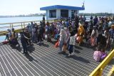 Warga Pulau Sapudi mudik lebih awal di Pelabuhan Jangkar. Calon penumpang antre memasuki kapal feri di Pelabuhan Jangkar, Situbondo, Jawa Timur, Sabtu (23/3/2024). Sejumlah warga Pulau Sapudi dan Raas, Sumenep mulai mudik lebih awal untuk menghindari kepadatan penumpang pada arus mudik Lebaran 2024. Antara Jatim/Seno/rf