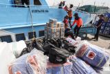 Pengiriman bantuan korban gempa bumi di Pulau Bawean. Petugas BPBD bersama pekerja pelabuhan mengangkut paket bantuan ke kapal Express Bahari di Pelabuhan Gresik, Jawa Timur, Sabtu (23/3/2024). BPBD Jatim menyalurkan ratusan paket bantuan berupa makanan, terpal, selimut, dan sejumlah perlengkapan lainnya untuk korban terdampak bencana gempa bumi di Pulau Bawean. ANTARA FOTO/Rizal Hanafi