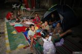 Warga korban gempa bumi mengungsi di halaman rumah. Warga mengungsi di halaman rumahnya pascagempa di Sangkapura, Pulau Bawean, Gresik, Jawa Timur, Sabtu (23/3/2024). Sebagian warga korban gempa bumi mimilih mengungsi di halaman rumah mereka untuk mengantisipasi adanya gempa susulan. ANTARA FOTO/Rizal Hanafi