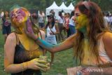 Wisatawan saling melumurkan bubuk warna-warni saat perayaan Holi di Denpasar, Bali, Minggu (24/3/2024).  Festival warna yang mengusung tema Gulal tersebut diselenggarakan Konsulat Jenderal India untuk menandai 75 tahun hubungan diplomatik India-Indonesia. ANTARA FOTO/Nyoman Hendra Wibowo/wsj.