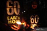 Warga membawa lilin saat aksi Earth Hour di Taman Prestasi, Surabaya, Jawa Timur, Sabtu (23/3/2024). Aksi untuk memperingati Earth Hour tersebut dilakukan dengan mematikan lampu taman dan menyalakan lilin. ANTARA FOTO/Didik Suhartono/wsj.
