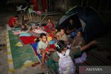 Warga mengungsi di halaman rumahnya pascagempa di Sangkapura, Pulau Bawean, Gresik, Jawa Timur, Sabtu (23/3/2024) malam. Sebagian warga korban gempa bumi memilih mengungsi di halaman rumah mereka untuk mengantisipasi terjadinya gempa susulan. ANTARA FOTO/Rizal Hanafi/wsj.