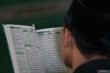 Warga membaca Al Quran di Masjid An Nur, Banda Aceh, Aceh, Senin (25/3/2024). Bulan suci Ramadhan menjadi momentum bagi umat Islam untuk memperbanyak ibadah karena akan dilipat gandakan pahala amalannya, seperti tadarus Al Quran dan ibadah Ramadhan lainnya. ANTARA FOTO/Khalis Surry