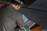 Warga membaca Al Quran di Masjid An Nur, Banda Aceh, Aceh, Senin (25/3/2024). Bulan suci Ramadhan menjadi momentum bagi umat Islam untuk memperbanyak ibadah karena akan dilipat gandakan pahala amalannya, seperti tadarus Al Quran dan ibadah Ramadhan lainnya. ANTARA FOTO/Khalis Surry