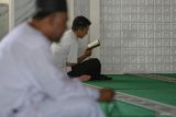 Warga membaca Al Quran di Masjid An Nur, Banda Aceh, Aceh, Senin (25/3/2024). Bulan suci Ramadhan menjadi momentum bagi umat Islam untuk memperbanyak ibadah karena akan dilipat gandakan pahala amalannya, seperti tadarus Al Quran dan ibadah Ramadhan lainnya. ANTARA FOTO/Khalis Surry