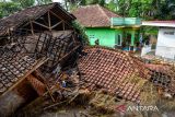 Warga berada di antara puing bangunan rumah yang hancur pascabanjir bandang di Kampung Ciawi Joglo, Desa Sirnagalih, Kecamatan Cipongkor, Kabupaten Bandung Barat, Jawa Barat, Senin (25/3/2024). Data dari BPBD mencatat sebanyak 10 unit rumah terdampak banjir bandang yang terjadi pada Minggu (24/3/2024) malam akibat luapan Sungai Ciawi. ANTARA FOTO/Raisan Al Farisi/agr