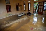 Warga membersihkan sisa lumpur pascabanjir bandang yang terjadi di Kampung Ciawi Joglo, Desa Sirnagalih, Kecamatan Cipongkor, Kabupaten Bandung Barat, Jawa Barat, Senin (25/3/2024). Data dari BPBD mencatat sebanyak 10 unit rumah terdampak banjir bandang yang terjadi pada Minggu (24/3/2024) malam akibat luapan Sungai Ciawi. ANTARA FOTO/Raisan Al Farisi/agr