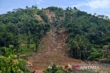 Lansekap longsor yang terjadi di Kampung Cigintung, Desa Cibenda, Kecamatan Cipongkor, Kabupaten Bandung Barat, Jawa Barat, Senin (25/3/2024). Data dari BPBD mencatat sebanyak 30 rumah hancur serta 10 orang masih dalam pencarian akibat longsor yang terjadi Minggu (24/3/2024) malam. ANTARA FOTO/Raisan Al Farisi/agr