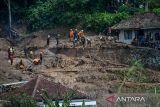 Tim sar gabungan melakukan pencarian korban longsor di Kampung Cigintung, Desa Cibenda, Kecamatan Cipongkor, Kabupaten Bandung Barat, Jawa Barat, Senin (25/3/2024). Data dari BPBD mencatat sebanyak 30 rumah hancur serta 10 orang masih dalam pencarian akibat longsor yang terjadi Minggu (24/3/2024) malam. ANTARA FOTO/Raisan Al Farisi/agr