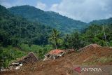 Tim sar gabungan melakukan pencarian korban longsor di Kampung Cigintung, Desa Cibenda, Kecamatan Cipongkor, Kabupaten Bandung Barat, Jawa Barat, Senin (25/3/2024). Data dari BPBD mencatat sebanyak 30 rumah hancur serta 10 orang masih dalam pencarian akibat longsor yang terjadi Minggu (24/3/2024) malam. ANTARA FOTO/Raisan Al Farisi/agr