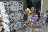 Pekerja menyelesaikan pembuatan parcel di industri rumahan Parcel Dari Hati, Cisaat, Kabupaten Sukabumi, Jawa Barat, Minggu (24/3/2024). Menurut pengusaha parcel, memasuki pekan kedua Ramadhan 1445 H penjualan paket parcel lebaran mencapai 1.500 paket yang dijual seharga Rp100 ribu hingga Rp1,1 juta tergantung isi paket. ANTARA FOTO/Henry Purba/agr