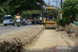 Pekerja menggunakan alat berat mengeruk bagian badan jalan untuk perbaikan di jalur jalan nasional Banda Aceh-Medan, desa Kuta Cot Glee , kabupaten Aceh Besar, Aceh, Senin (25/3/2024). Perbaikan dan perawatan jalan nasional di sejumlah titik provinsi Aceh itu untuk memberikan keamanan,  kenyamanan dan kelancaran bagi penguguna jalan, khususnya pada  arus mudik  Idul Fitri 2024. ANTARA FOTO/Ampelsa.