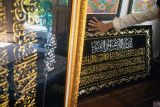 Permintaan karya seni kaligrafi meningkat. Seniman membuat karya seni kaligrafi tiga dimensi (kaligrafi timbul) di rumahnya di Tulungagung, Jawa Timur, Minggu (24/3/2024). Permintaan karya seni kaligrafi yang dijual mulai Rp75 ribu hingga puluhan juta rupiah selama Ramadan atau menjelang Lebaran ini meningkat dibanding bulan-bulan sebelumnya, yakni dari biasanya hanya 3-4 pemesanan per bulan kini sudah mencapai belasan hanya dalam dua pekan Ramadan ini. ANTARA Jatim/Destyan Sujarwoko/rf