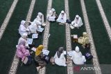 Warga lanjut usia (lansia) belajar mengaji saat mengikuti Pesantren Ramadhan Lansia di Masjid Agung Ciamis, Kabupaten Ciamis, Jawa Barat, Sabtu (23/3/2024). Pesantren kilat selama tiga hari yang diikuti 125 orang lansia dan 24 ustadz dan ustadzah muda itu dibekali materi tauhid, fiqih, budi pekerti, dan membaca Al Quran. ANTARA FOTO/Adeng Bustomi/agr