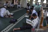 Warga lanjut usia (lansia) belajar mengaji saat mengikuti Pesantren Ramadhan Lansia di Masjid Agung Ciamis, Kabupaten Ciamis, Jawa Barat, Sabtu (23/3/2024). Pesantren kilat selama tiga hari yang diikuti 125 orang lansia dan 24 ustadz dan ustadzah muda itu dibekali materi tauhid, fiqih, budi pekerti, dan membaca Al Quran. ANTARA FOTO/Adeng Bustomi/agr