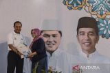 Executive Vice President PT KAI Daop 2 Bandung Takdir Santoso (kiri) memberikan paket sembako saat Safari Ramadhan BUMN di Kota Tasikmalaya, Jawa Barat, Jumat (22/3/2024). Safari Ramadhan BUMN yang diselenggarakan Kementerian BUMN dan PT Kereta Api Indonesia (KAI) Daop 2 Bandung, dilakasanakan di 40 daerah se-Indonesia itu, menyediakan 1.000 paket sembako murah berisi beras lima kilogram, minyak goreng, dan gula putih seharga Rp75 ribu, guna mendukung ketersediaan bahan pangan. ANTARA FOTO/Adeng Bustomi/agr