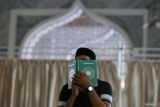 Warga membaca Al Quran di Masjid An Nur, Banda Aceh, Aceh, Senin (25/3/2024). Bulan suci Ramadhan menjadi momentum bagi umat Islam untuk memperbanyak ibadah karena akan dilipat gandakan pahala amalannya, seperti tadarus Al Quran dan ibadah Ramadhan lainnya. ANTARA FOTO/Khalis Surry